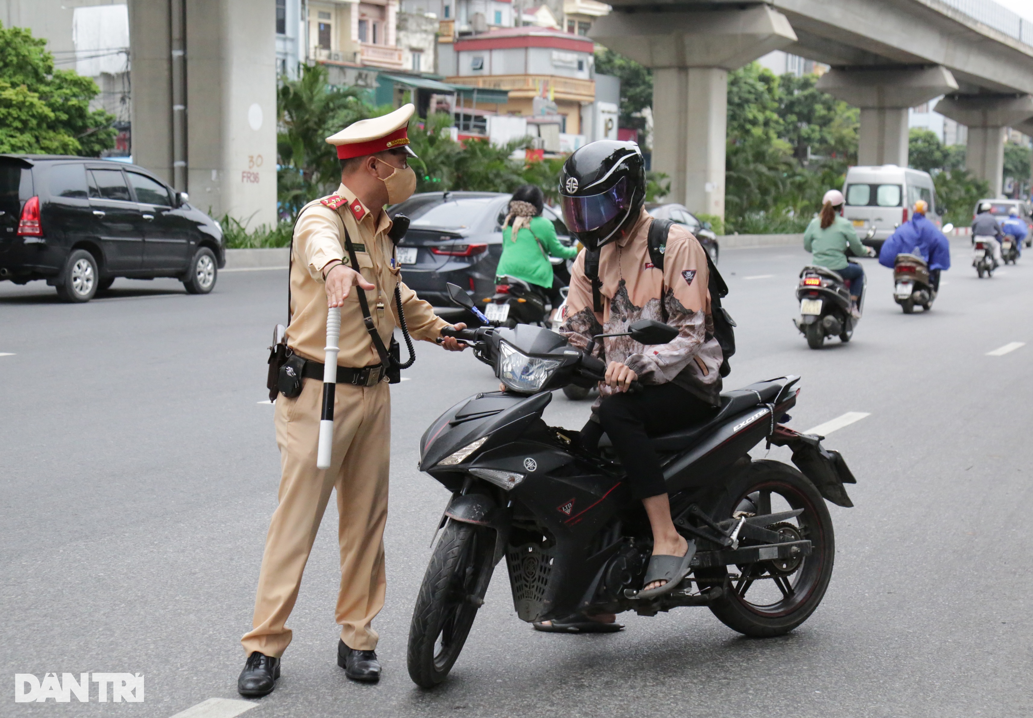 Người vi phạm dắt xe máy ngược chiều đường Nguyễn Trãi khi thấy CSGT - 2 Người vi phạm dắt xe máy ngược chiều đường Nguyễn Trãi khi thấy CSGT - 2