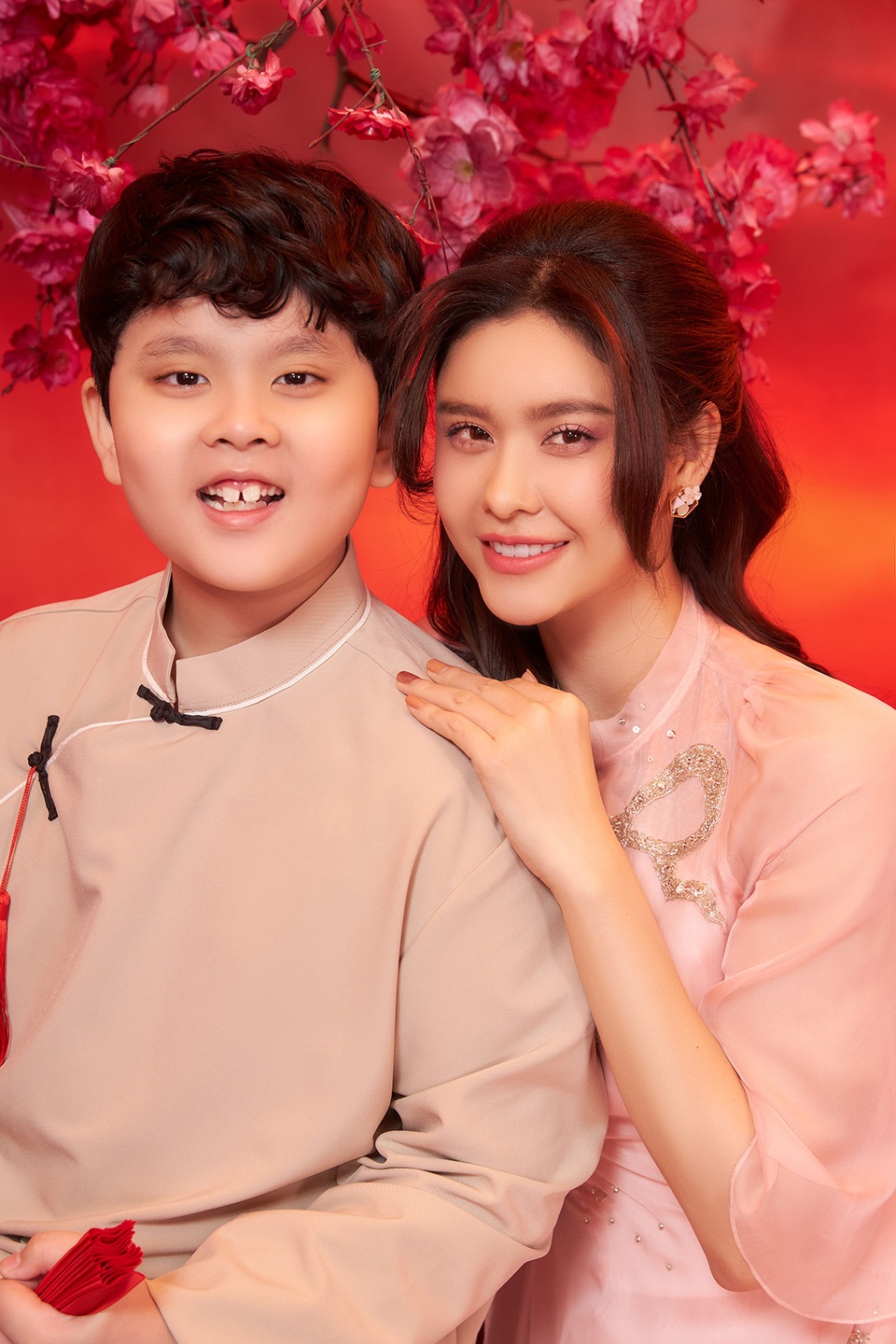 Con trai Trương Quỳnh Anh lớn phổng phao, chững chạc bên mẹ trong ảnh Tết - 1 Con trai Trương Quỳnh Anh lớn phổng phao, chững chạc bên mẹ trong ảnh Tết - 1