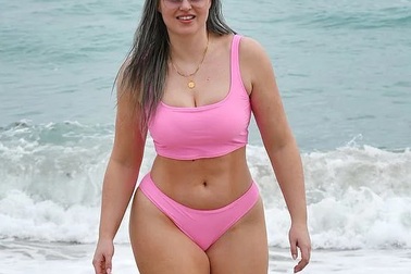 Iskra Lawrence khoe dáng nuột nà, đầy đặn