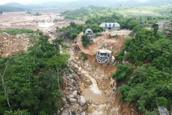 Hiện trường quả đồi bị nước lũ xé toạc ở Lâm Đồng