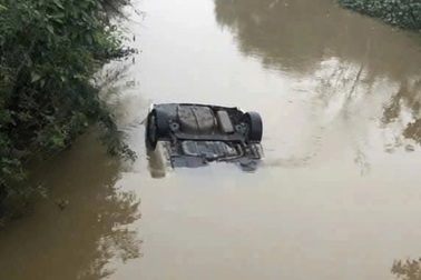 Ô tô rơi xuống sông, 2 người tử vong
