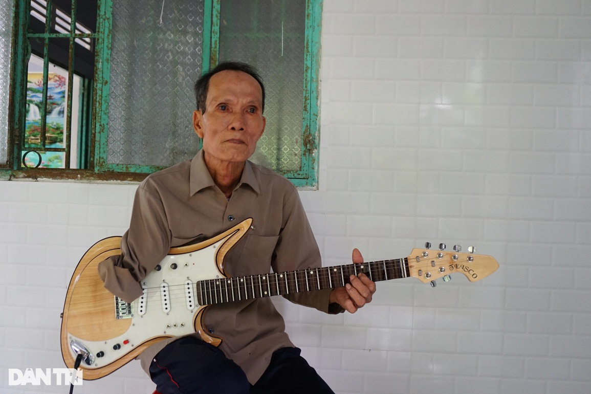 Dị nhân miền Tây chỉ một tay cùng lúc chơi được 2 nhạc cụ siêu hay - 1 Dị nhân miền Tây chỉ một tay cùng lúc chơi được 2 nhạc cụ siêu hay - 1