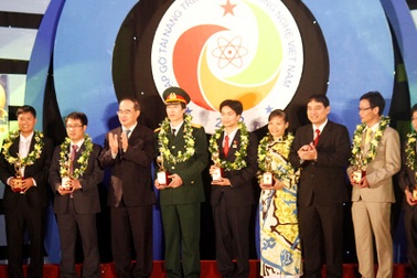 Trao tặng "Quả cầu Vàng" cho 10 tài năng trẻ KHCN Việt Nam 2012