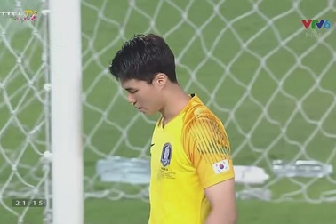 Abdulrahman Ghareeb sút vọt xà khung thành U23 Hàn Quốc ở phút 87