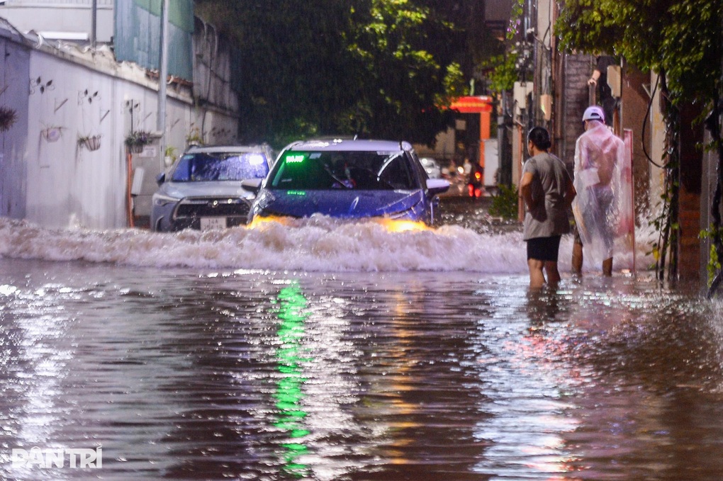 Nhiều tuyến phố ở Hà Nội ngập sâu, xe máy phải dắt bộ - 1 Nhiều tuyến phố ở Hà Nội ngập sâu, xe máy phải dắt bộ - 1
