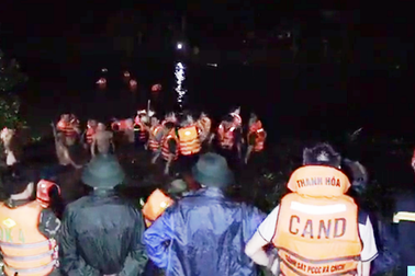 Xe máy "kẹp" 4 lao xuống sông, 2 thanh niên tử nạn