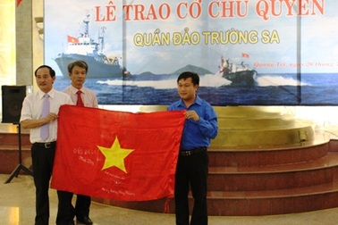 Trao lá cờ từng cắm trên quần đảo Trường Sa cho thế hệ trẻ
