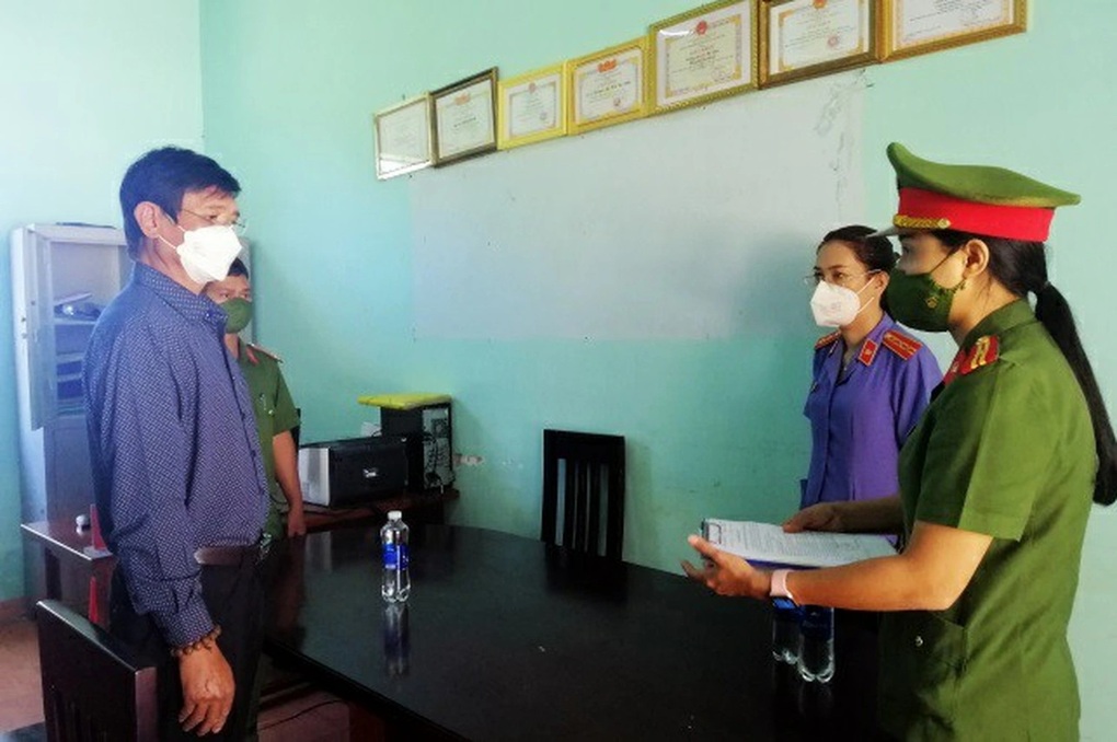 Cựu phó chủ tịch huyện và thuộc cấp lĩnh án vì làm sổ đỏ khống - 2 Cựu phó chủ tịch huyện và thuộc cấp lĩnh án vì làm sổ đỏ khống - 2