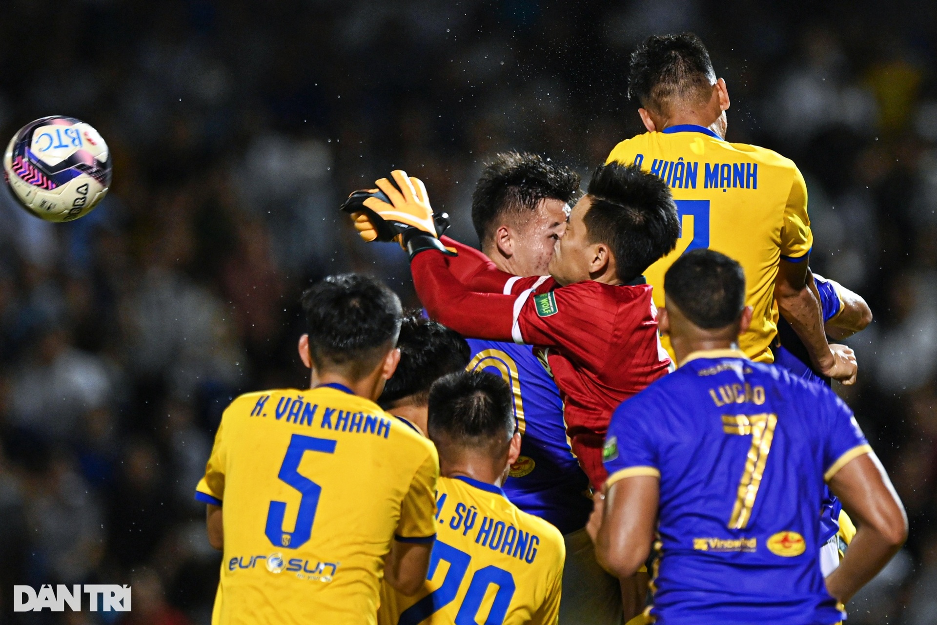 Văn Hậu trêu đùa Quế Ngọc Hải sau trận đại chiến trên sân Vinh - 6