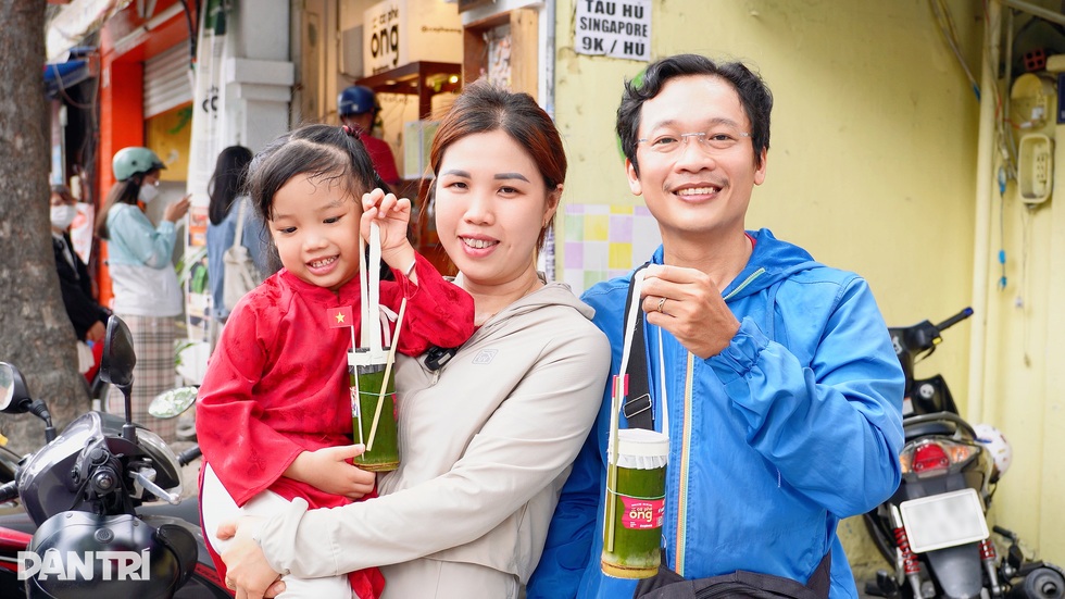 Cà phê ống tre gắn cờ đỏ sao vàng gây sốt, khách xếp hàng cả tiếng chờ mua - 2 Cà phê ống tre gắn cờ đỏ sao vàng gây sốt, khách xếp hàng cả tiếng chờ mua - 2