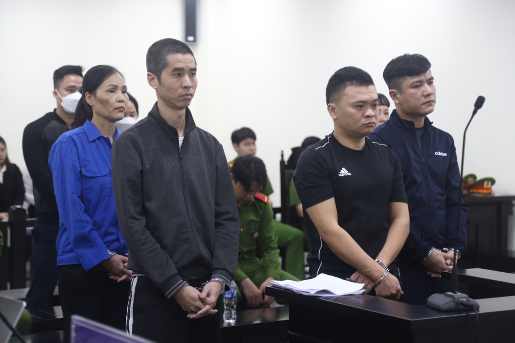 Cựu cán bộ công an tổ chức đánh bạc lĩnh án 6 năm tù - 1 Cựu cán bộ công an tổ chức đánh bạc lĩnh án 6 năm tù - 1