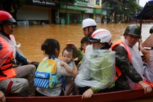 Chạy đua với thời gian cứu người già, trẻ nhỏ khỏi vùng ngập lụt ở Yên Bái