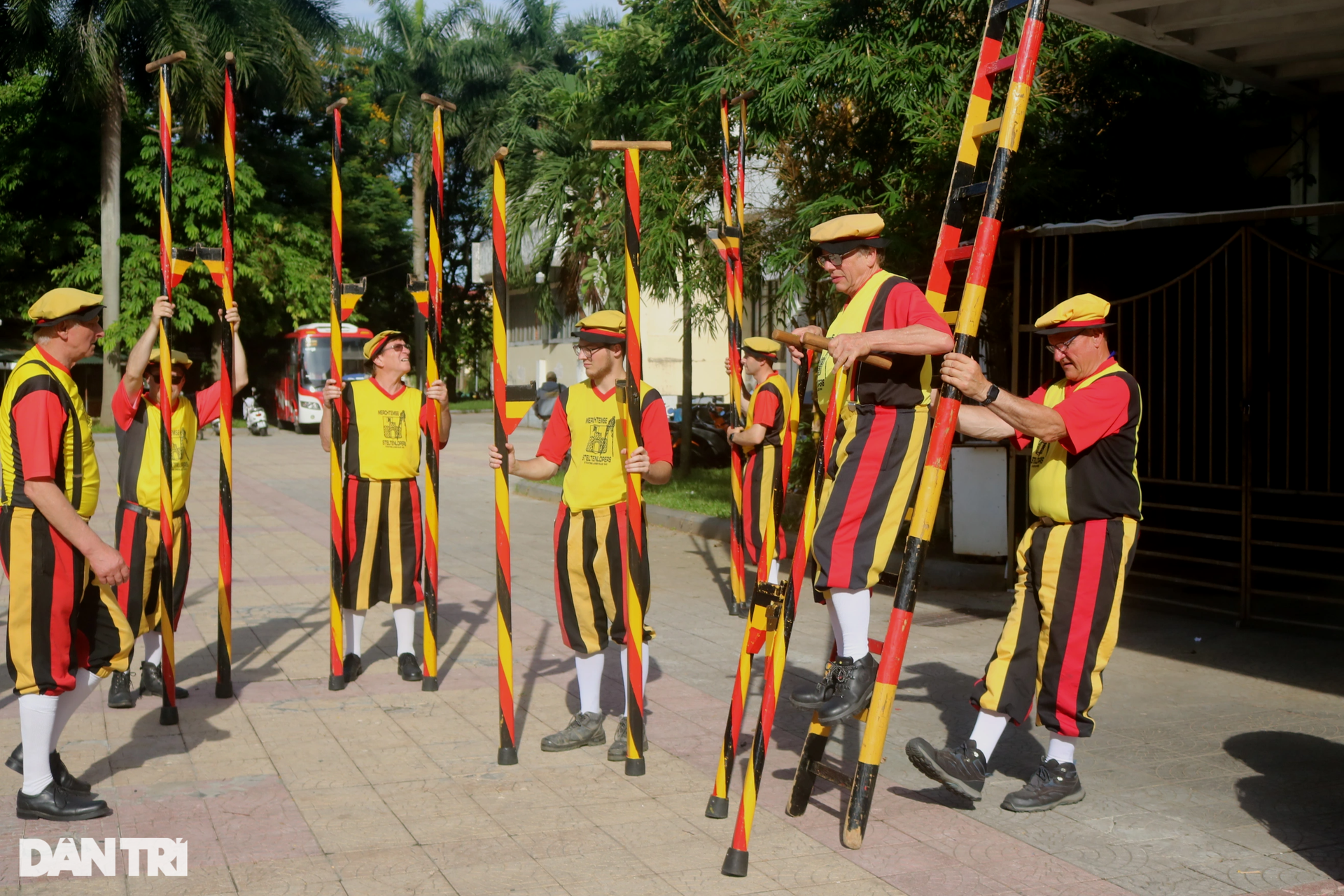 Đường phố Huế náo nhiệt bởi đoàn chân dài và những cô gái xinh đẹp - 10 Đường phố Huế náo nhiệt bởi đoàn chân dài và những cô gái xinh đẹp - 10