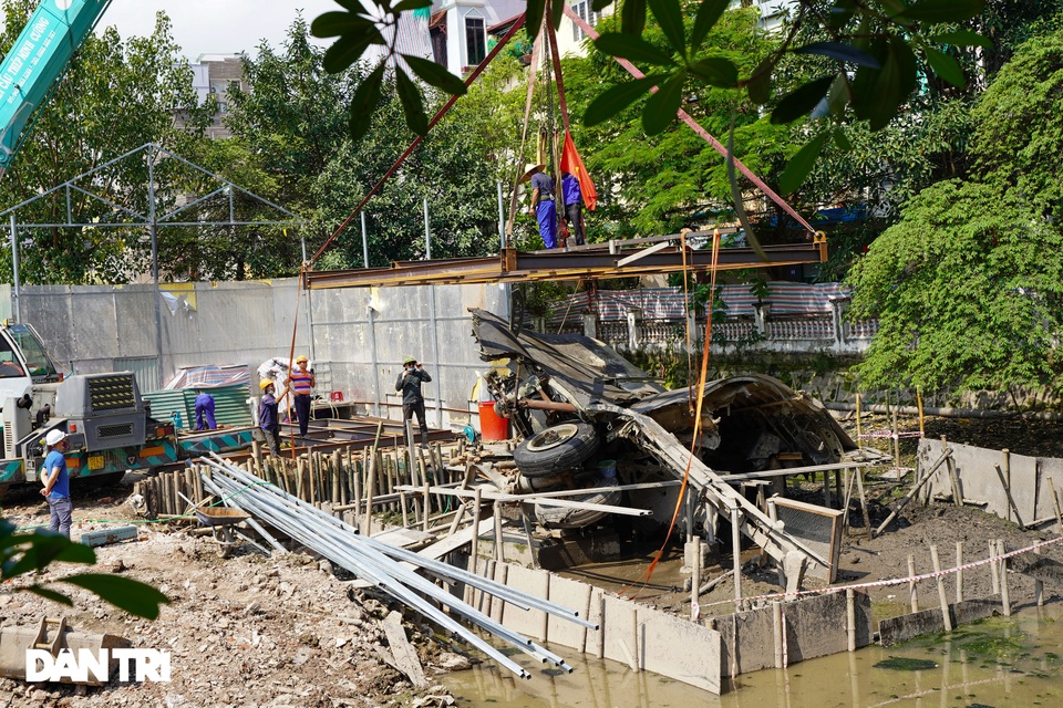 Cảnh cần cẩu nhấc bổng xác pháo đài bay B-52 dưới đáy hồ lên bờ ở Hà Nội - 2 Cảnh cần cẩu nhấc bổng xác pháo đài bay B-52 dưới đáy hồ lên bờ ở Hà Nội - 2