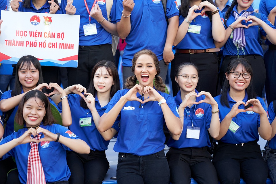 HHen Niê từng khóc khi chia tay sinh viên tình nguyện - 4 HHen Niê từng khóc khi chia tay sinh viên tình nguyện - 4