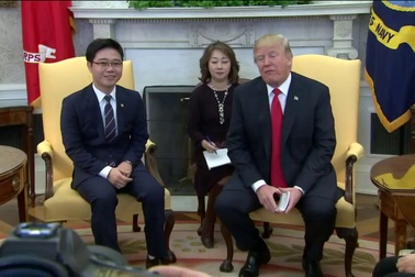 Ông Trump đích thân đón tiếp 8 người đào tẩu Triều Tiên tại Nhà Trắng