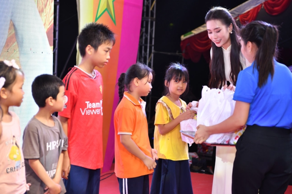 Hoa hậu Ban Mai mang Tết Trung thu đặc biệt đến học sinh nghèo Chương Mỹ - 2 Hoa hậu Ban Mai mang Tết Trung thu đặc biệt đến học sinh nghèo Chương Mỹ - 2