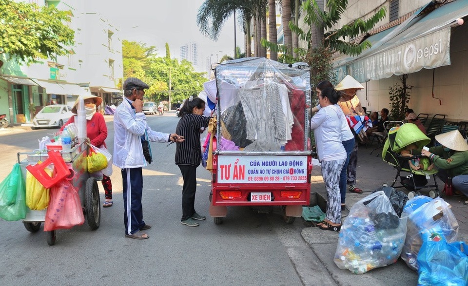 Cụ ông Sài Gòn mỗi ngày đi hơn 50 km bán quần áo giá 0 đồng - 9 Cụ ông Sài Gòn mỗi ngày đi hơn 50 km bán quần áo giá 0 đồng - 9