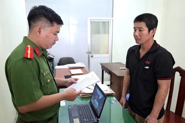 Nam công nhân bị khởi tố vì trộm 2 đôi giày của công ty