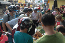 Hàng xôi lá sen đắt khách nhất TPHCM, có tiền cũng khó mua