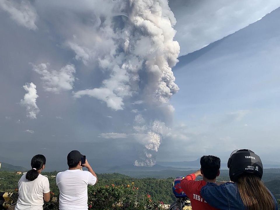 Núi lửa Philippines phun tro bụi cao 1 km, 8.000 dân được lệnh sơ tán - 1 Núi lửa Philippines phun tro bụi cao 1 km, 8.000 dân được lệnh sơ tán - 1