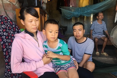 Thương người mẹ nghèo nỗ lực chăm chồng con bệnh tật trong cảnh cơ hàn