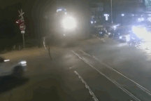 Khoảnh khắc xe bán tải bị đoàn tàu đâm toác đầu vì cố vượt đường ngang