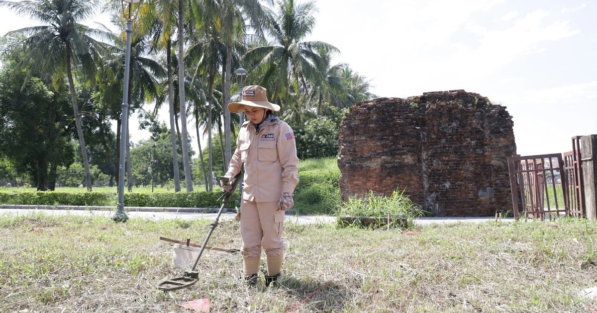 Bàn giao hiện trường rà phá bom mìn ở "nghĩa trang liệt sỹ không nấm mồ"