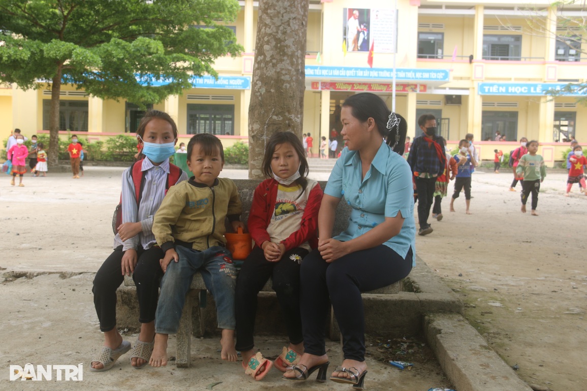 Xót xa cô giáo Vàng Thị Chim bị mất việc do hết hợp đồng phải đi làm thuê - 5 Xót xa cô giáo Vàng Thị Chim bị mất việc do hết hợp đồng phải đi làm thuê - 5