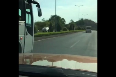 Xe bán tải chạy ngược chiều trên cao tốc Liên Khương - Đà Lạt