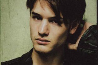 Một nam ca sĩ của Nhật bị tạm giữ vì “sàm sỡ”