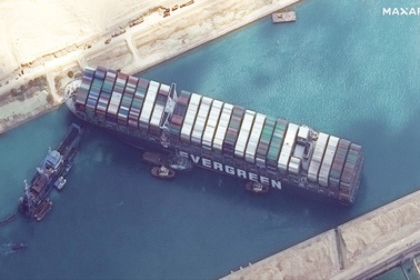 Siêu tàu lại "mắc kẹt" ở kênh đào Suez sau sự cố gây thiệt hại 1 tỷ USD