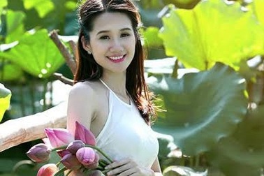 Sợ chen chúc hồ Tây, bạn trẻ đổ ra sen ngoại thành chụp ảnh