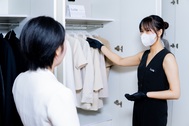 Nghề sắp xếp đồ hiệu cho người giàu: Không được "hoa mắt" trước tiền bạc