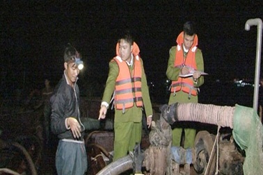 Bắt giữ 4 tàu khai thác cát trái phép ở khu vực cửa biển