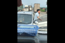 Chạy ngược chiều, tài xế ô tô còn thể hiện thái độ thách thức xe đi đúng