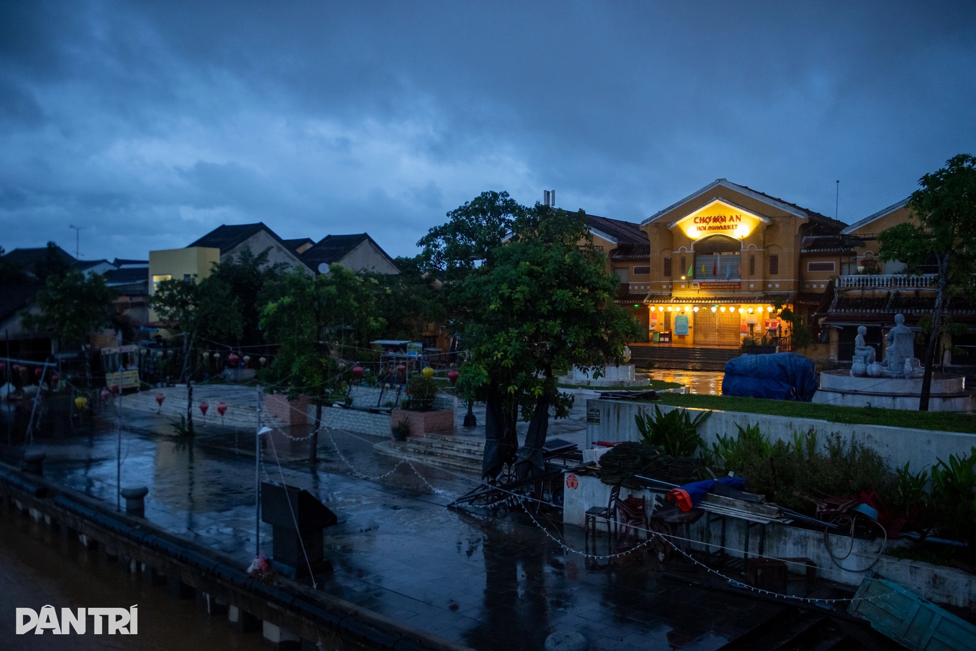 호이안 고대 도시는 13호 폭풍 전 이상할 정도로 조용했습니다. Phố cổ Hội An vắng lặng lạ thường trước bão số 13 - 1