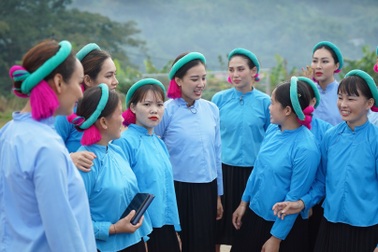 Dàn Hoa hậu Hoàn vũ mặc váy truyền thống thi đá bóng với biểu cảm hài hước