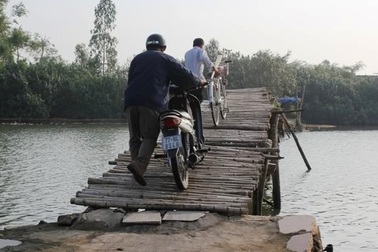 Qua cầu tạm, một người đàn ông tử vong