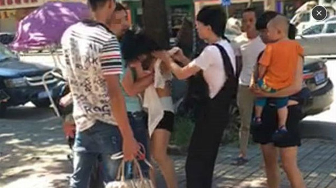 Thấy tiểu tam bị vợ đánh ghen giữa phố, chồng bất ngờ chạy ra giải cứu - 1