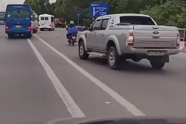 Xe bán tải đi vào làn xe máy nhận cái kết thích đáng