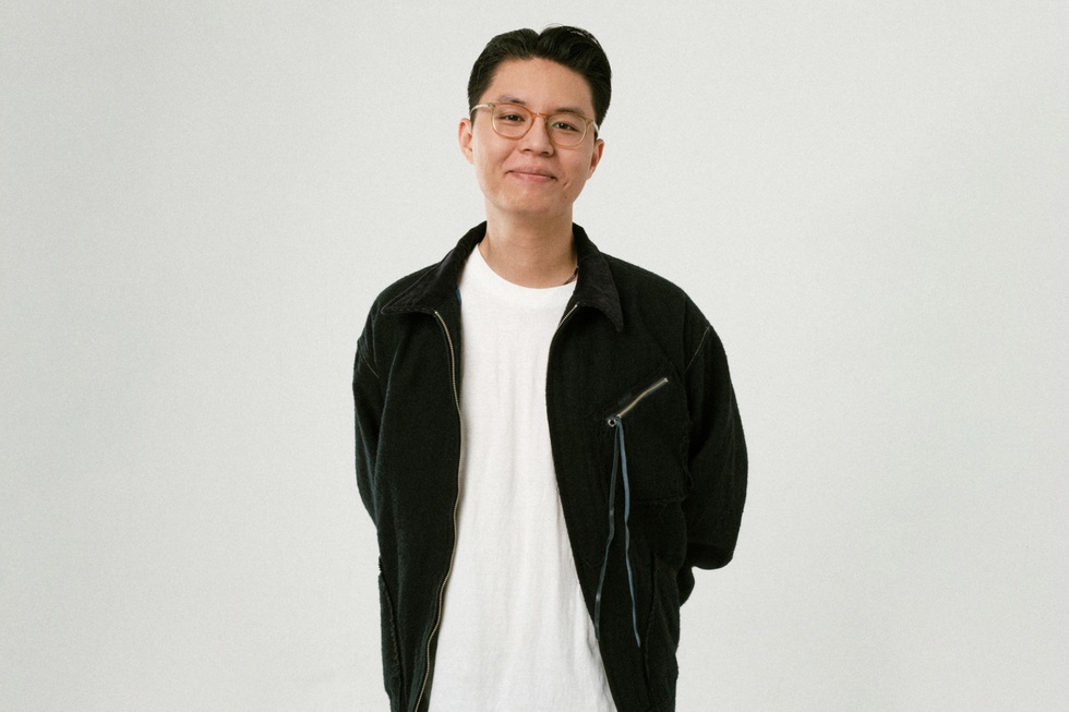 Nhà thiết kế đứng sau đề cử Grammy đầu tiên của Việt Nam là ai?