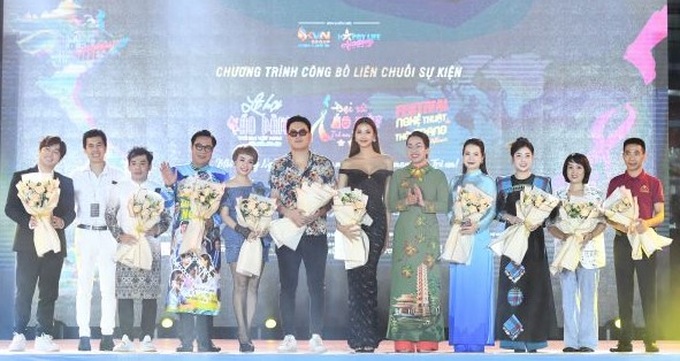 Chủ tịch Hội LHPN Vĩnh Phúc Nguyễn Thị Hồng Nhung (thứ 5 từ phải sang) cùng giám khảo, khách mời của chương trình
