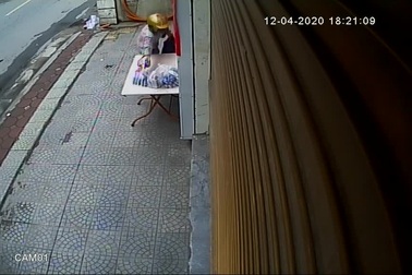 Người phụ nữ “vét sạch” các phần quà giúp người nghèo