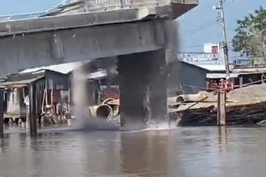 Khoảnh khắc sập cầu ở Cái Đôi Vàm (Nguồn: Facebook KtV)