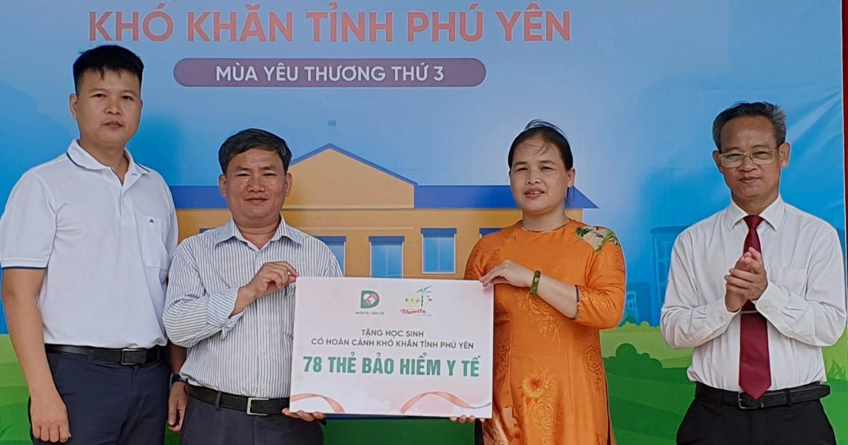 View - Trao gần 110 thẻ Bảo hiểm y tế đến học sinh Phú Yên và Bình Định | Báo Dân trí