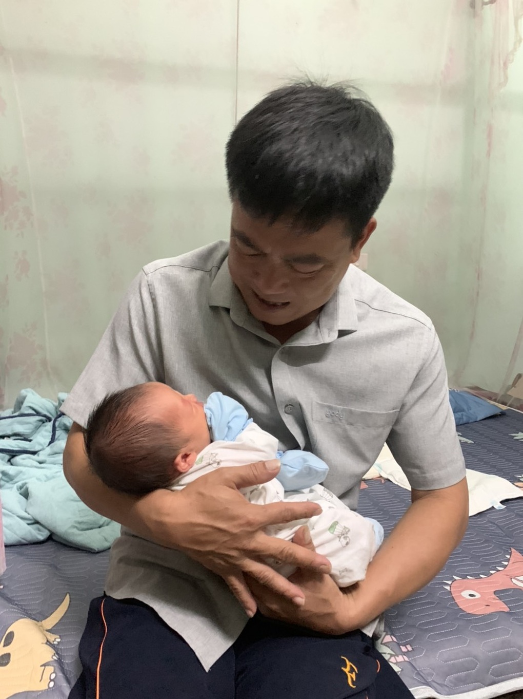 Xúc động hình ảnh ông bố một mình đưa con gái đi đẻ, thức đêm chăm cháu - 3 Xúc động hình ảnh ông bố một mình đưa con gái đi đẻ, thức đêm chăm cháu - 3