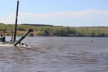 Video xe tăng T-72 Nga lặn xuống sông sâu 5 mét như tàu ngầm