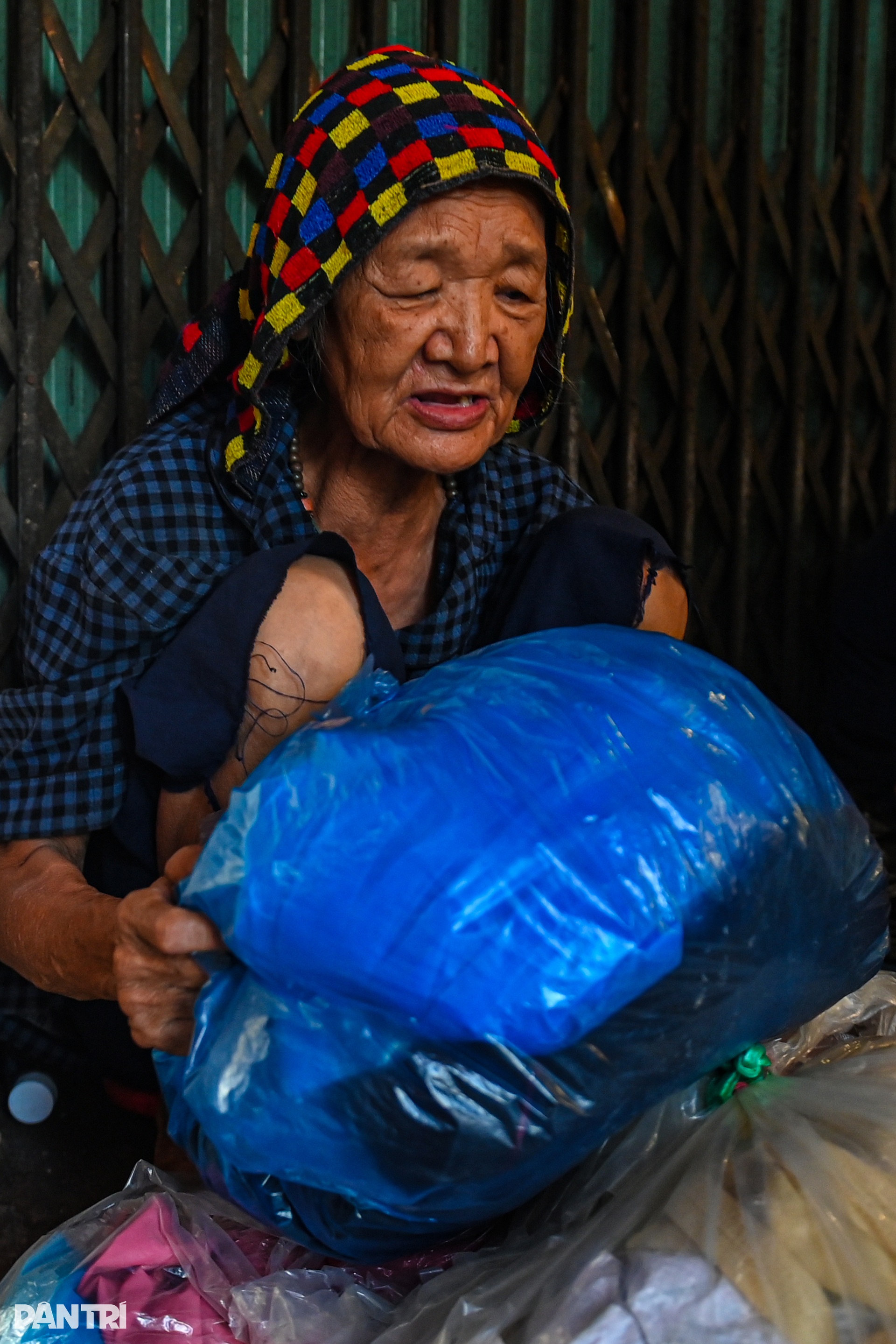 Người dân chạy lũ khi một số khu dân cư ven sông Hồng ở Hà Nội ngập sâu - 10 Người dân chạy lũ khi một số khu dân cư ven sông Hồng ở Hà Nội ngập sâu - 10