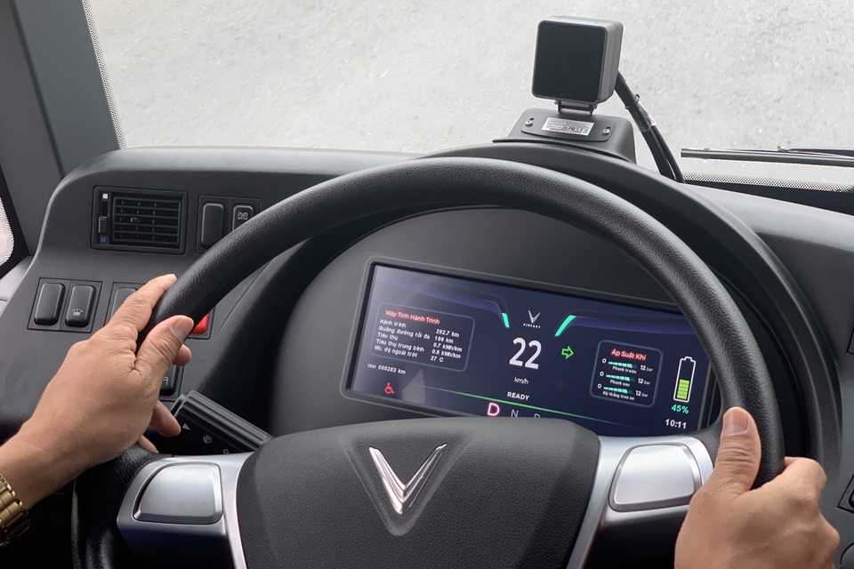 Cận cảnh xe buýt điện thông minh đầu tiên lăn bánh chính thức tại Việt Nam - 9